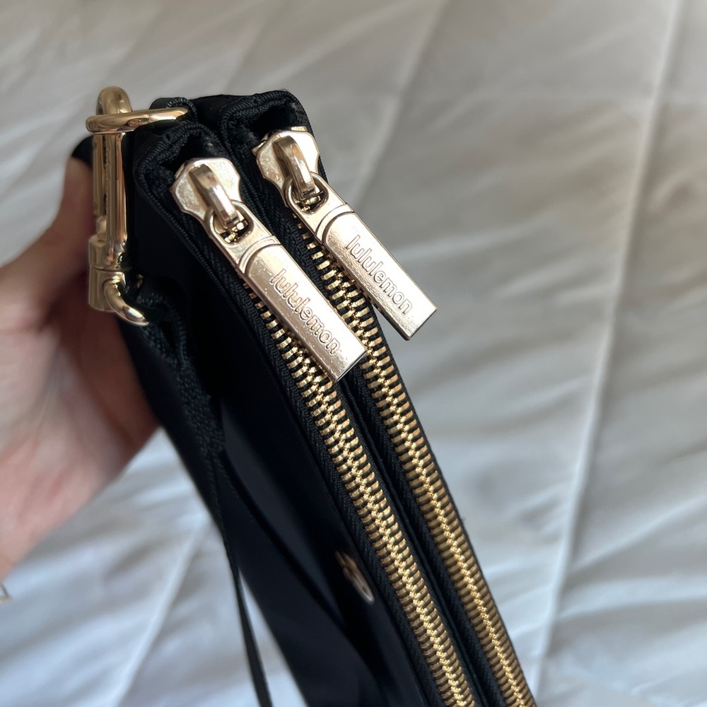 NWOT Lululemon Curved Wristlet in Black with Gold Hardware - Picture 6 of 11